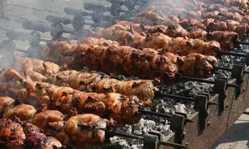 കര്‍ണാടകയിലെ ഹലാൽ വിവാദത്തിനു പിന്നിലെന്ത്? മാംസം മാത്രം വിളമ്പുന്ന ഹിന്ദു പുതുവത്സര ആഘോഷത്തെക്കുറിച്ച്