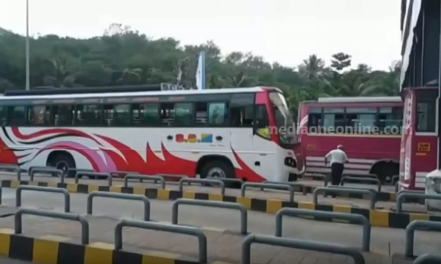 ടോള് പിരിവ്: പന്നിയങ്കര ടോള് പ്ലാസയില് അനിശ്ചിതകാല സമരവുമായി സ്വകാര്യ ബസുടമകള് ടോള് പിരിവ്: പന്നിയങ്കര ടോള് പ്ലാസയില് അനിശ്ചിതകാല സമരവുമായി സ്വകാര്യ ബസുടമകള്