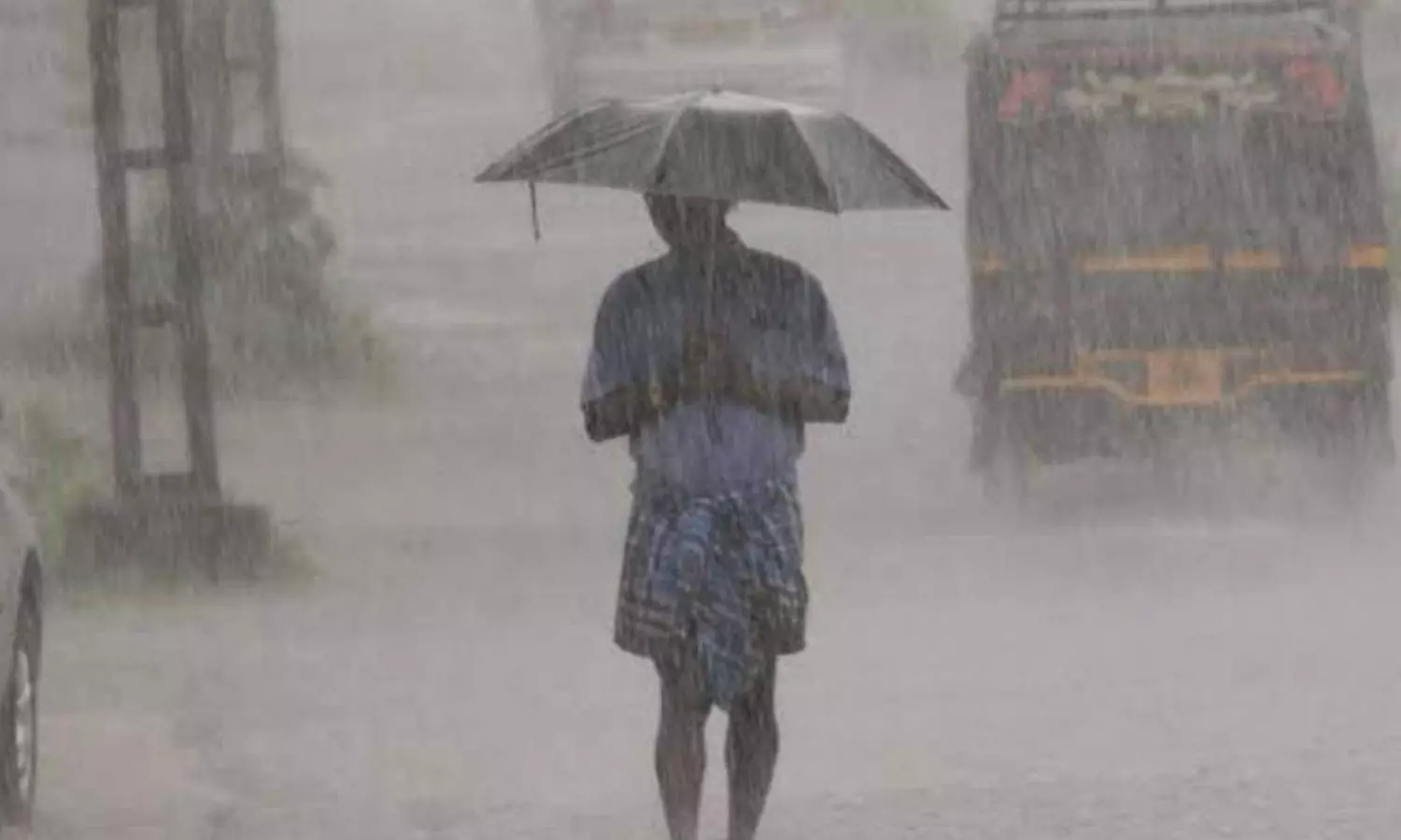 എറണാകുളത്ത് കനത്ത മഴ; കോതമംഗലത്ത് വീടിന്റെ മേൽക്കൂരകൾ പൂർണ്ണമായും കാറ്റിൽ പറന്നു പോയി