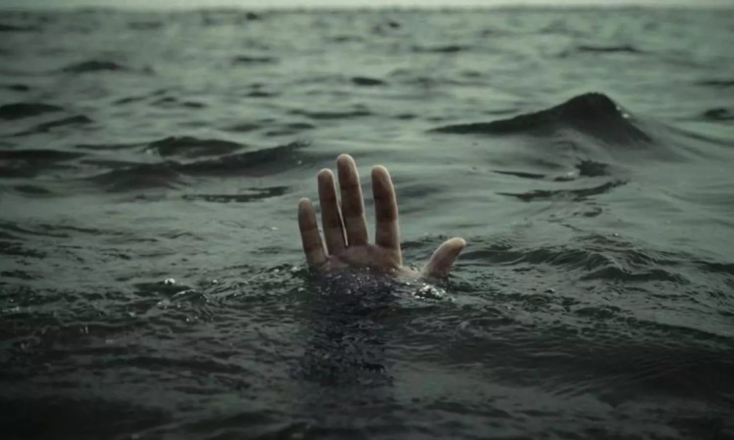 പെരിയാറിൽ മീൻ പിടിക്കുന്നതിനിടെ അപകടത്തിൽപെട്ട് ഒരാൾ മരിച്ചു പെരിയാറിൽ മീൻ പിടിക്കുന്നതിനിടെ അപകടത്തിൽപെട്ട് ഒരാൾ മരിച്ചു