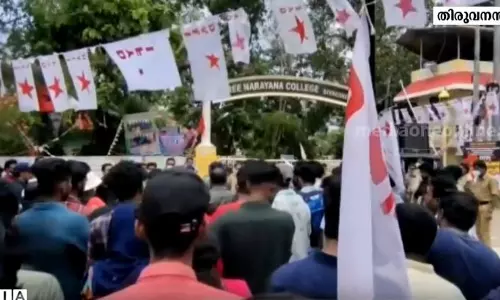 ആർ എസ് എസ് ക്യാമ്പ് നടത്തിയതിനെതിരെ വർക്കല ശ്രീ നാരായണ കോളജിൽ പ്രതിഷേധം ശക്തമാകുന്നു ആർ എസ് എസ് ക്യാമ്പ് നടത്തിയതിനെതിരെ വർക്കല ശ്രീ നാരായണ കോളജിൽ പ്രതിഷേധം ശക്തമാകുന്നു