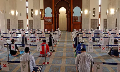 മസ്ജിദുകളില് കോവിഡ് സുരക്ഷാ നിര്ദ്ദേശങ്ങള് കര്ശനമായി പാലിക്കണം മസ്ജിദുകളില് കോവിഡ് സുരക്ഷാ നിര്ദ്ദേശങ്ങള് കര്ശനമായി പാലിക്കണം