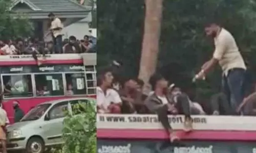 നെന്മാറ വേലക്ക് വന്നവരെ ബസിന് മുകളിൽ കയറ്റി യാത്ര ; ഡ്രൈവറുടെ ലൈസൻസ് റദ്ദാക്കുമെന്ന് മോട്ടോർ വാഹന വകുപ്പ് നെന്മാറ വേലക്ക് വന്നവരെ ബസിന് മുകളിൽ കയറ്റി യാത്ര ; ഡ്രൈവറുടെ ലൈസൻസ് റദ്ദാക്കുമെന്ന് മോട്ടോർ വാഹന വകുപ്പ്