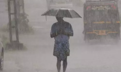 എറണാകുളത്ത് കനത്ത മഴ; കോതമംഗലത്ത് വീടിന്റെ മേൽക്കൂരകൾ പൂർണ്ണമായും കാറ്റിൽ പറന്നു പോയി