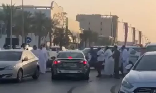 11 വാഹനങ്ങളെ മനപ്പൂര്വം ഇടിച്ച സൗദി പൗരനെ അറസ്റ്റ് ചെയ്തു 11 വാഹനങ്ങളെ മനപ്പൂര്വം ഇടിച്ച സൗദി പൗരനെ അറസ്റ്റ് ചെയ്തു