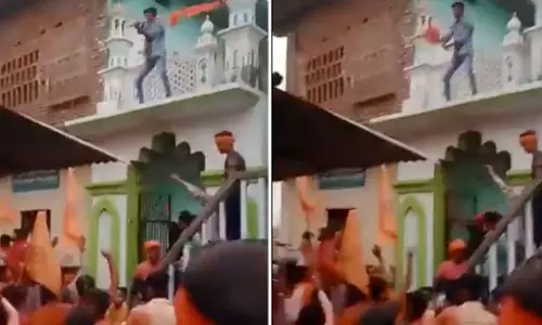 പള്ളിയുടെ മുകളിൽ കയറി ജയ്ശ്രീരാം വിളിച്ചു; യുപിയിൽ ഒരു കൂട്ടം ആളുകൾക്കെതിരെ കുറ്റപത്രം പള്ളിയുടെ മുകളിൽ കയറി ജയ്ശ്രീരാം വിളിച്ചു; യുപിയിൽ ഒരു കൂട്ടം ആളുകൾക്കെതിരെ കുറ്റപത്രം