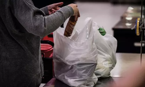 അബൂദബിയിൽ പ്ലാസ്റ്റിക് ബാഗിന് നിരോധനം അബൂദബിയിൽ പ്ലാസ്റ്റിക് ബാഗിന് നിരോധനം