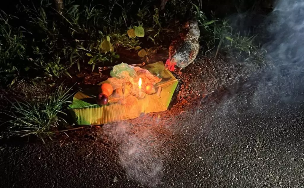 അർധരാത്രി നടുറോട്ടിൽ കോഴിക്കുരുതിയും പൂജയും; നാട്ടുകാരെ കണ്ട് ഭയന്നോടി കൂടോത്രക്കാരന്‍