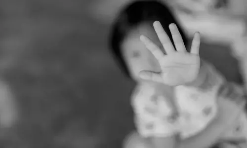 സി.ഡബ്ല്യു.സി യുടെ അനുമതിയില്ലാതെ ദത്തെടുത്ത മൂന്നര വയസ്സുള്ള കുഞ്ഞിനെ മോചിപ്പിച്ചു സി.ഡബ്ല്യു.സി യുടെ അനുമതിയില്ലാതെ ദത്തെടുത്ത മൂന്നര വയസ്സുള്ള കുഞ്ഞിനെ മോചിപ്പിച്ചു