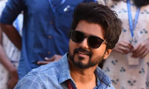 രാഷ്ട്രീയക്കാരെയും ഉദ്യോഗസ്ഥരെയും ട്രോളരുത്; ഫാന്‍സ് ക്ലബ് അംഗങ്ങളോട് വിജയ്