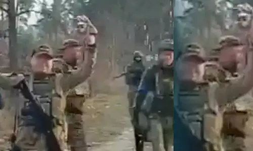 അന്താരാഷ്ട്ര യുദ്ധക്കുറ്റം; പിടിയിലായ റഷ്യൻ സൈനികരെ യുക്രൈൻ സൈന്യം വധിക്കുന്ന വീഡിയോ പുറത്ത് അന്താരാഷ്ട്ര യുദ്ധക്കുറ്റം; പിടിയിലായ റഷ്യൻ സൈനികരെ യുക്രൈൻ സൈന്യം വധിക്കുന്ന വീഡിയോ പുറത്ത്