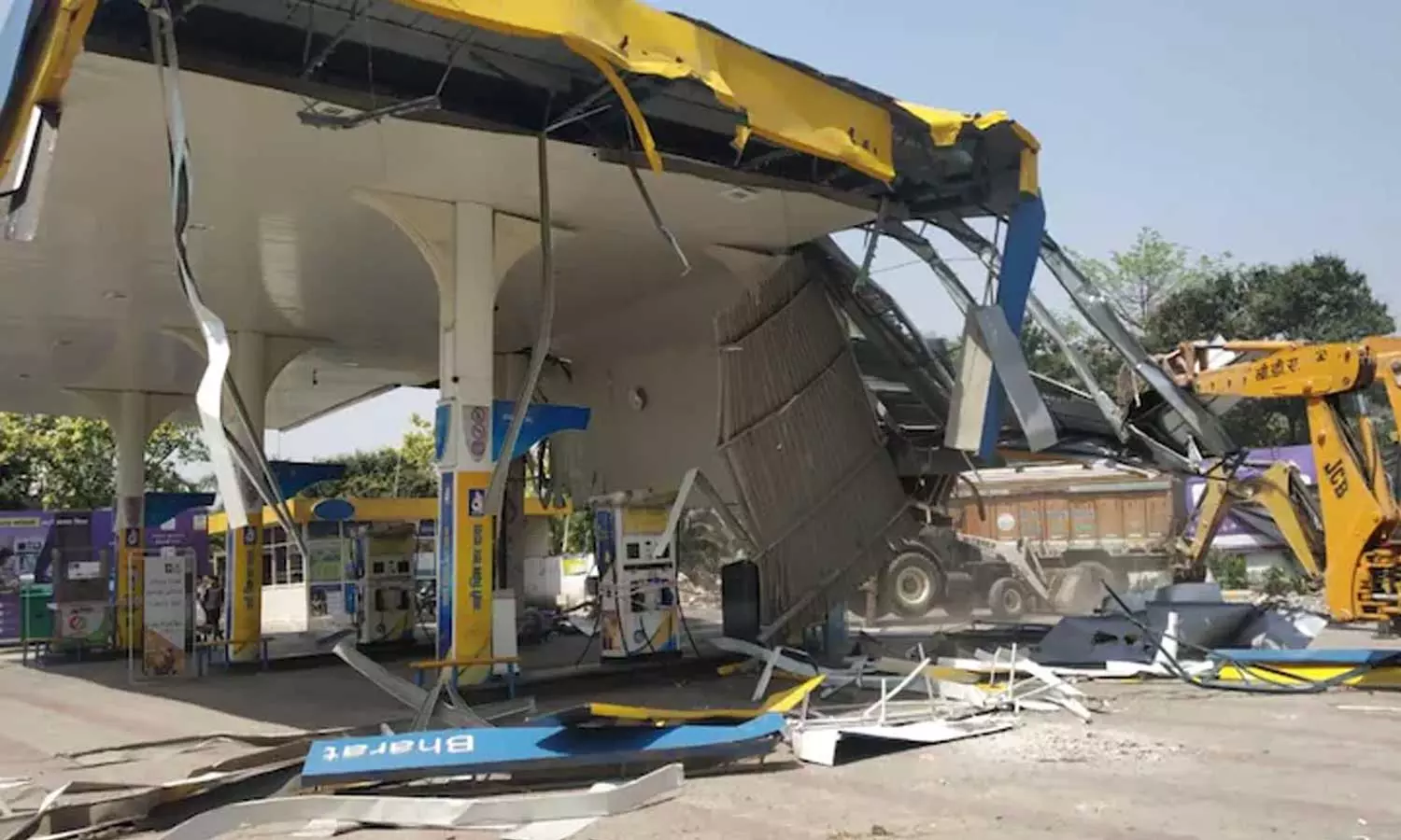 യോഗിയെ വിമർശിച്ചു; യു.പിയിൽ എംഎൽഎയുടെ പെട്രോൾ പമ്പ് ഇടിച്ചു നിരപ്പാക്കി