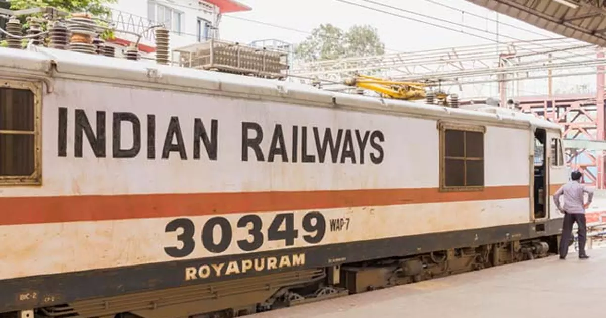 ട്രെയിനിന് മുകളിൽ കയറി സെല്‍ഫിയെടുക്കുന്നതിനിടെ 16കാരന്‍ വൈദ്യുതാഘാതമേറ്റ് മരിച്ചു