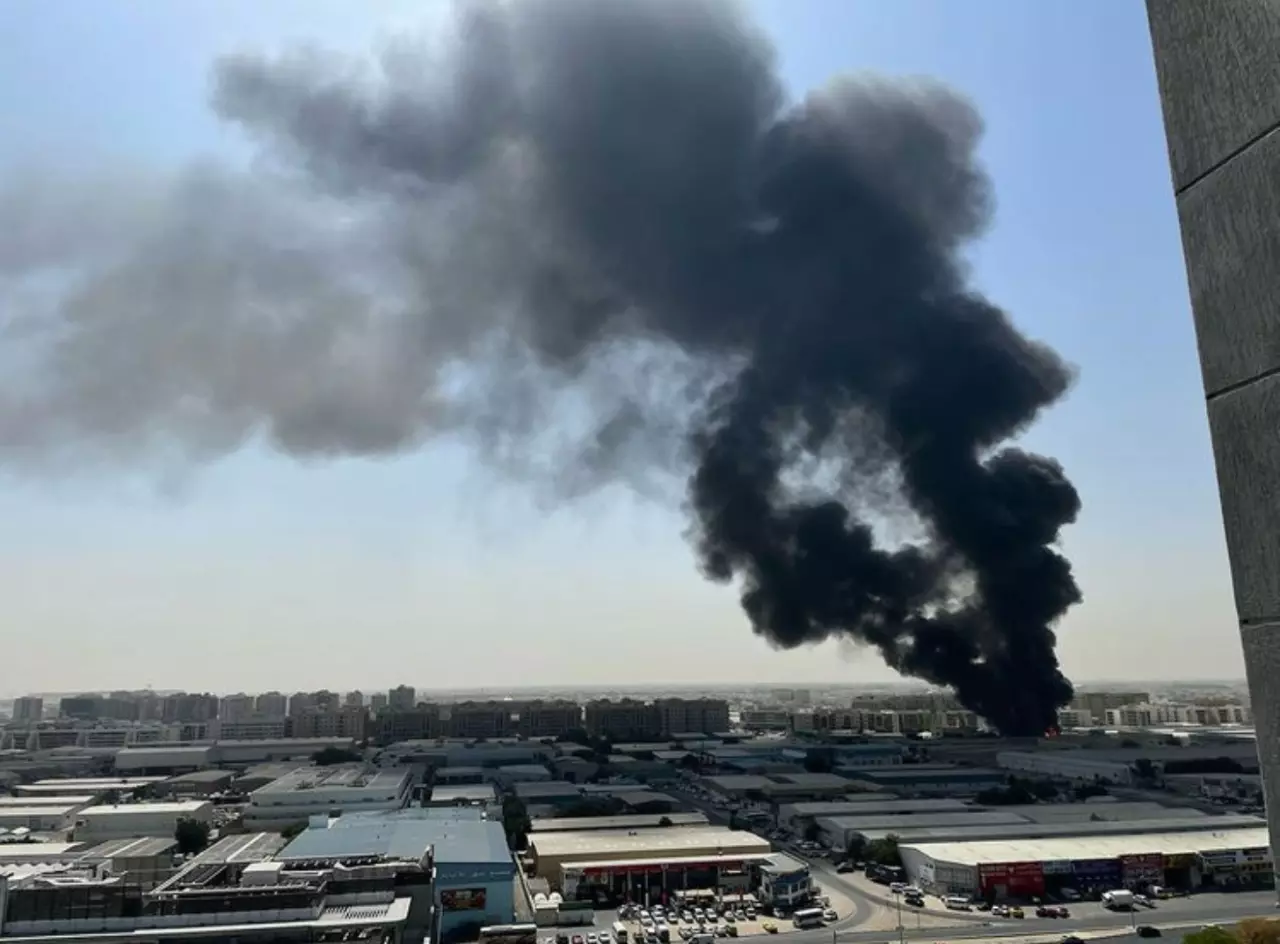 ദുബൈയിലെ ഖിസൈസ് വ്യവസായ മേഖലയില് തീപിടിത്തം ദുബൈയിലെ ഖിസൈസ് വ്യവസായ മേഖലയില് തീപിടിത്തം