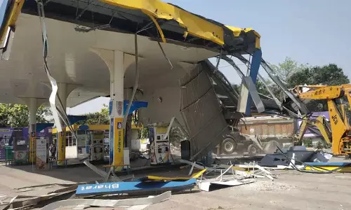 യോഗിയെ വിമർശിച്ചു; യു.പിയിൽ എംഎൽഎയുടെ പെട്രോൾ പമ്പ് ഇടിച്ചു നിരപ്പാക്കി