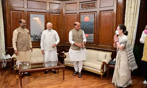 സോണിയയുടെ മുഖത്ത് നോക്കാതെ മോദി; ചിത്രം പങ്കുവെച്ച് ലോക്‌സഭാ സ്പീക്കർ