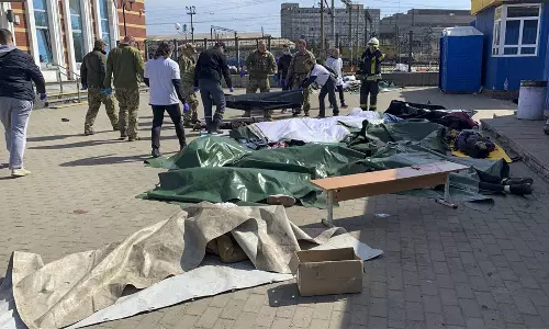 യുക്രൈൻ റെയിൽവേ സ്റ്റേഷന് നേരെയുണ്ടായ റോക്കറ്റ് ആക്രമണത്തിൽ 35 പേർ കൊല്ലപ്പെട്ടു, 100 പേർക്ക് പരിക്ക്