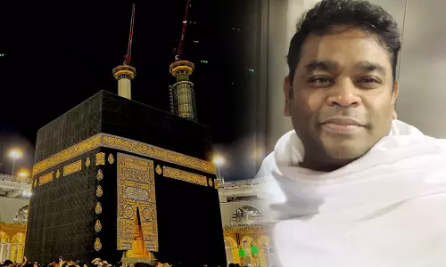 പാപമോചനവും സമാധാനവും തേടി ആദമിന്‍റെയും ഹവ്വയുടെയും മക്കള്‍ ; ഉംറ നിര്‍വ്വഹിക്കാന്‍ മക്കയിലെത്തി എ.ആര്‍ റഹ്‍മാന്‍