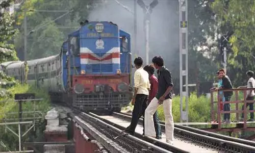 സെല്‍ഫി വീഡിയോ ചിത്രീകരിക്കുന്നതിനിടെ മൂന്ന് യുവാക്കള്‍ ട്രെയിന്‍ തട്ടി മരിച്ചു