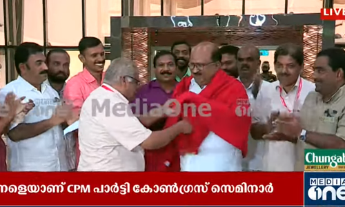 കെ.വി. തോമസ് കണ്ണൂരിലെത്തി, ചുവന്ന ഷാളണിയിച്ച് സ്വീകരണം