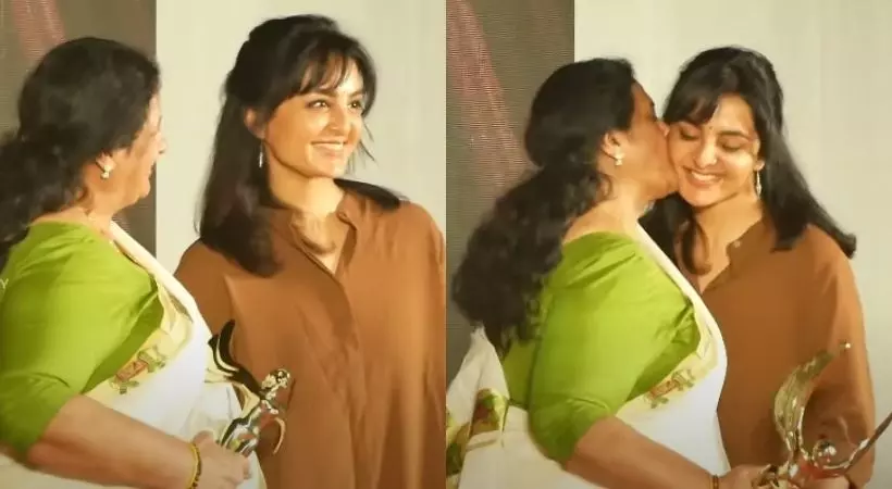 എനിക്ക് ഭയങ്കര ഇഷ്ടാണ് മഞ്ജുക്കുട്ടിയെ; മഞ്ജു വാര്യരെ ചേര്ത്തണച്ച് മുത്തം കൊടുത്ത് സീമ എനിക്ക് ഭയങ്കര ഇഷ്ടാണ് മഞ്ജുക്കുട്ടിയെ; മഞ്ജു വാര്യരെ ചേര്ത്തണച്ച് മുത്തം കൊടുത്ത് സീമ