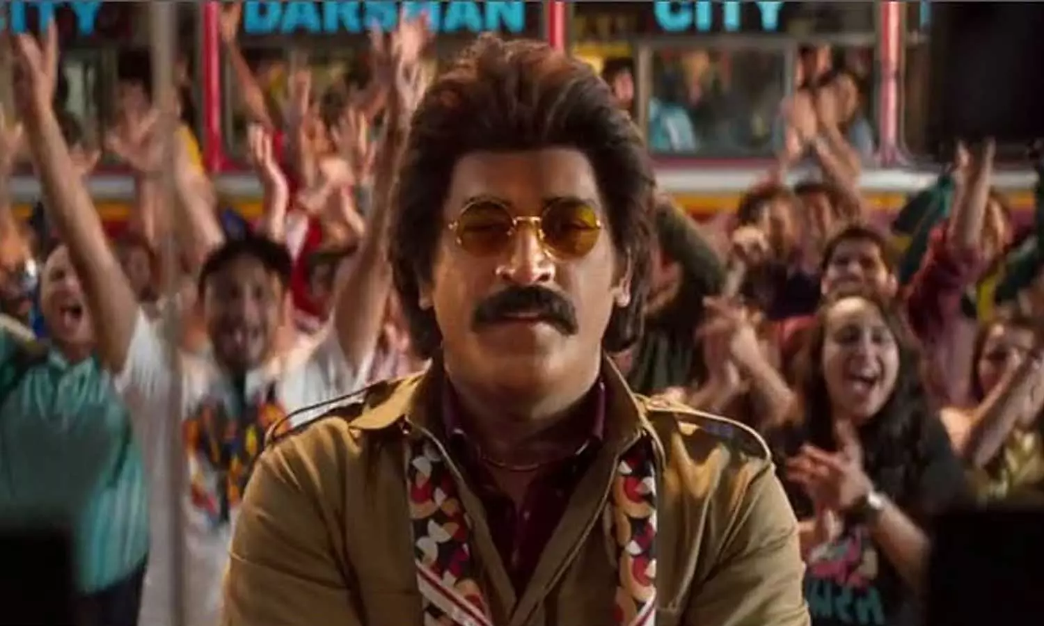 ട്രാഫിക് നിയമ ലംഘനത്തെ മഹത്വവത്കരിക്കുന്നു; ധോനിയുടെ പരസ്യം പിൻവലിക്കാൻ ഉത്തരവ് ട്രാഫിക് നിയമ ലംഘനത്തെ മഹത്വവത്കരിക്കുന്നു; ധോനിയുടെ പരസ്യം പിൻവലിക്കാൻ ഉത്തരവ്