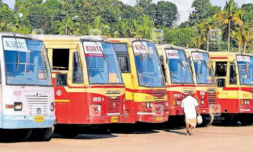 റീട്ടെയിൽ കമ്പനികൾക്കുള്ള നിരക്കിൽ കെഎസ്ആർടിസിക്കും ഡീസൽ നൽകണമെന്ന് ഹൈക്കോടതി റീട്ടെയിൽ കമ്പനികൾക്കുള്ള നിരക്കിൽ കെഎസ്ആർടിസിക്കും ഡീസൽ നൽകണമെന്ന് ഹൈക്കോടതി