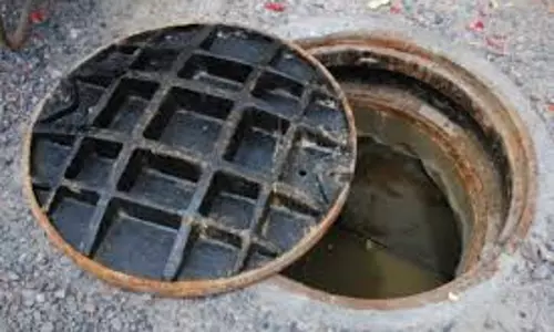 സ്വര്ണത്തരികള് തേടി മാന്ഹോളില് ഇറങ്ങിയ രണ്ടു പേര് ശ്വാസംമുട്ടി മരിച്ചു സ്വര്ണത്തരികള് തേടി മാന്ഹോളില് ഇറങ്ങിയ രണ്ടു പേര് ശ്വാസംമുട്ടി മരിച്ചു