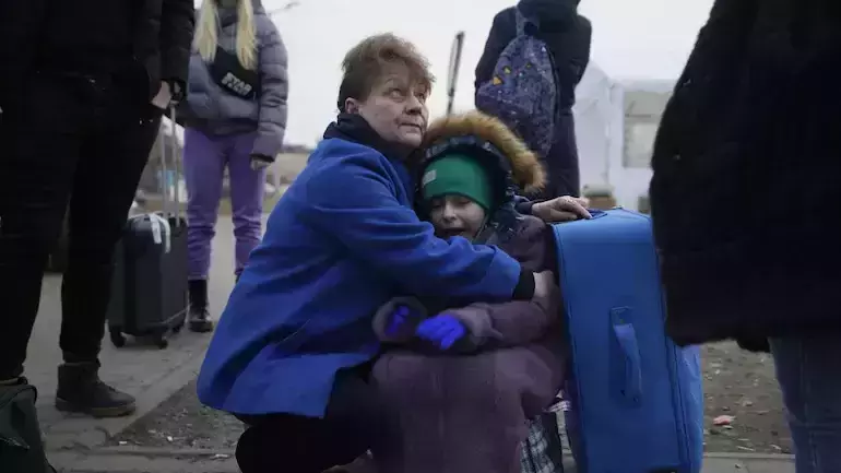 റഷ്യന് പട്ടാളക്കാര് ബലാത്സംഗം ചെയ്യുമെന്ന് പേടി; മുടി മുറിച്ച് യുക്രേനിയന് പെണ്കുട്ടികള് റഷ്യന് പട്ടാളക്കാര് ബലാത്സംഗം ചെയ്യുമെന്ന് പേടി; മുടി മുറിച്ച് യുക്രേനിയന് പെണ്കുട്ടികള്