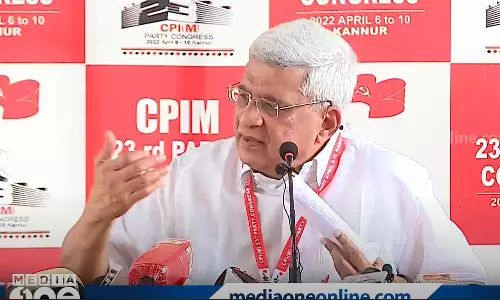 ബംഗാളിൽ പാർട്ടി തീരുമാനം ലംഘിച്ച് സഖ്യമുണ്ടാക്കിയത് തെറ്റെന്ന് പ്രകാശ് കാരാട്ട്