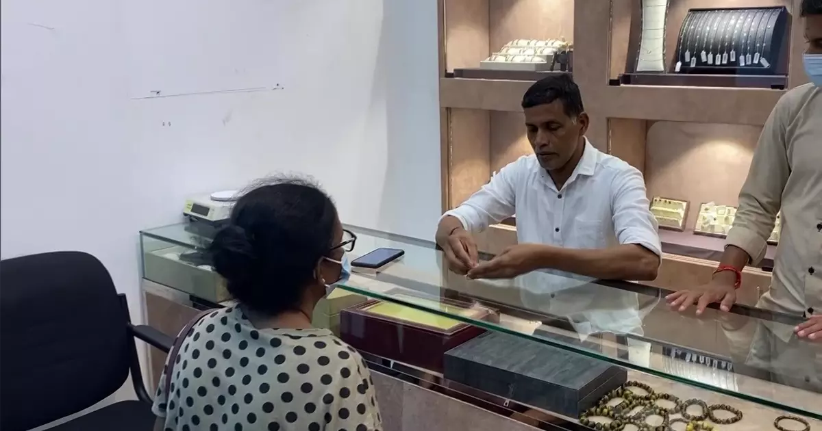 10 ഗ്രാം സ്വർണത്തിന് 1.85 ലക്ഷം രൂപ; ഉള്ളതെല്ലാം പെറുക്കിവിറ്റ് ശ്രീലങ്കക്കാർ 10 ഗ്രാം സ്വർണത്തിന് 1.85 ലക്ഷം രൂപ; ഉള്ളതെല്ലാം പെറുക്കിവിറ്റ് ശ്രീലങ്കക്കാർ