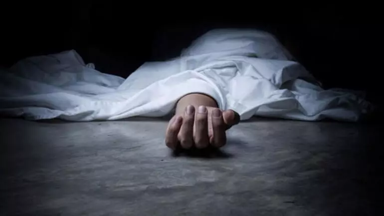 എറണാകുളത്ത് കുടുംബത്തിലെ മൂന്നു പേരെ ആത്മഹത്യ ചെയ്ത നിലയിൽ കണ്ടെത്തി എറണാകുളത്ത് കുടുംബത്തിലെ മൂന്നു പേരെ ആത്മഹത്യ ചെയ്ത നിലയിൽ കണ്ടെത്തി