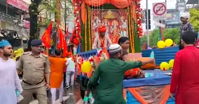 ബംഗാളില്‍ രാമനവമി ഘോഷയാത്രയ്ക്കിടെ വെള്ളം വിതരണം ചെയ്ത് മുസ്‌ലിം യുവാക്കൾ