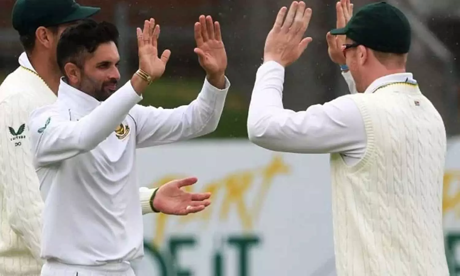 ബംഗ്ലാദേശിനെ കറക്കിവീഴ്ത്തി കേശവ്: വമ്പൻ ജയവുമായി ദക്ഷിണാഫ്രിക്ക ബംഗ്ലാദേശിനെ കറക്കിവീഴ്ത്തി കേശവ്: വമ്പൻ ജയവുമായി ദക്ഷിണാഫ്രിക്ക