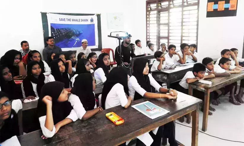 പെണ്‍കുട്ടികള്‍ക്ക് അരപ്പാവാട, ആണ്‍കുട്ടികള്‍ക്ക് ട്രൗസര്‍; ലക്ഷദ്വീപില്‍ സ്കൂള്‍ യൂണിഫോമില്‍ മാറ്റം വരുത്താനൊരുങ്ങി ദ്വീപ് ഭരണകൂടം