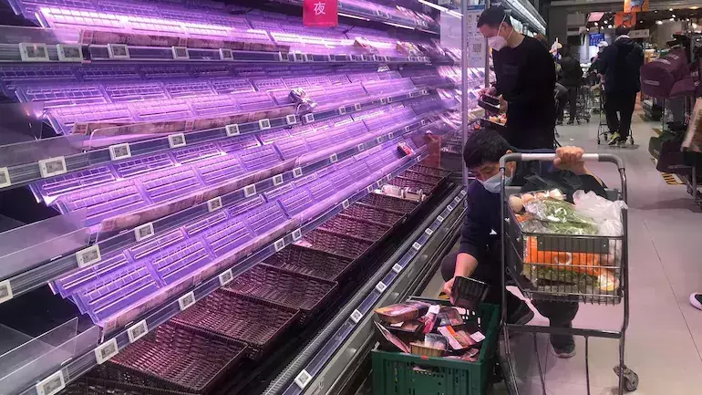 ഭക്ഷണവും വെള്ളവുമില്ല; നഗരം പട്ടിണിയില്‍, അടച്ചുപൂട്ടലില്‍ സഹികെട്ട് ഷാങ്ഹായിലെ ജനങ്ങള്‍