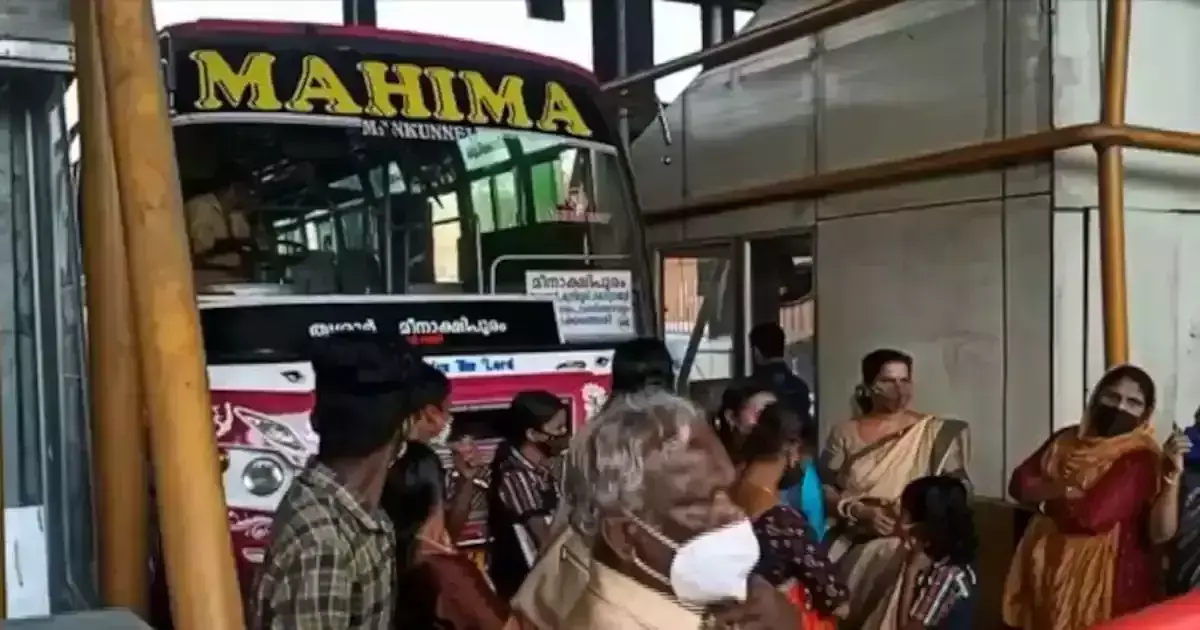 പന്നിയങ്കര ടോൾ പ്ലാസ വഴിയുള്ള സ്വകാര്യ ബസ് സർവീസ് നിർത്തിവെച്ചു