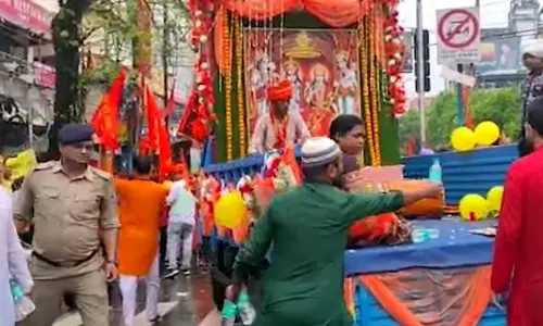 ബംഗാളില് രാമനവമി ഘോഷയാത്രയ്ക്കിടെ വെള്ളം വിതരണം ചെയ്ത് മുസ്ലിം യുവാക്കൾ ബംഗാളില് രാമനവമി ഘോഷയാത്രയ്ക്കിടെ വെള്ളം വിതരണം ചെയ്ത് മുസ്ലിം യുവാക്കൾ