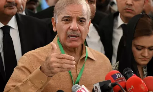 കൂട്ടരാജി, വോട്ടെടുപ്പ് ബഹിഷ്‌ക്കരിച്ച് ഇംറാൻ ഖാനും എം.പിമാരും; പാകിസ്താനെ ഇനി ഷഹബാസ് ശരീഫ് നയിക്കും