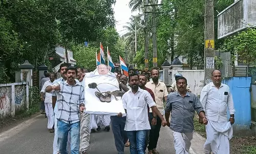 കെ.വി.തോമസിന്റെ പ്രതീകാത്മക ശവമഞ്ചവുമായി കുമ്പളങ്ങിയിൽ കോൺഗ്രസ് പ്രവർത്തകരുടെ പ്രകടനം കെ.വി.തോമസിന്റെ പ്രതീകാത്മക ശവമഞ്ചവുമായി കുമ്പളങ്ങിയിൽ കോൺഗ്രസ് പ്രവർത്തകരുടെ പ്രകടനം