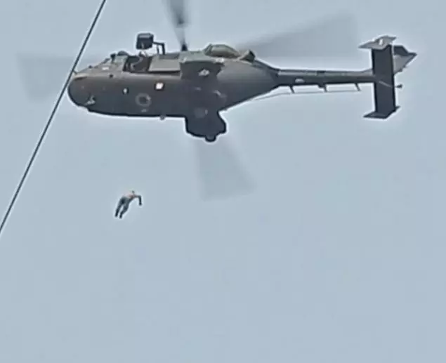 ഹെലികോപ്ടറിലേക്ക് കയറുന്നതിനിടെ കൈവിട്ട് താഴേക്ക്; ജാർഖണ്ഡിലെ കേബിൾ കാർ അപകടത്തിൽ മരണം മൂന്നായി ഹെലികോപ്ടറിലേക്ക് കയറുന്നതിനിടെ കൈവിട്ട് താഴേക്ക്; ജാർഖണ്ഡിലെ കേബിൾ കാർ അപകടത്തിൽ മരണം മൂന്നായി