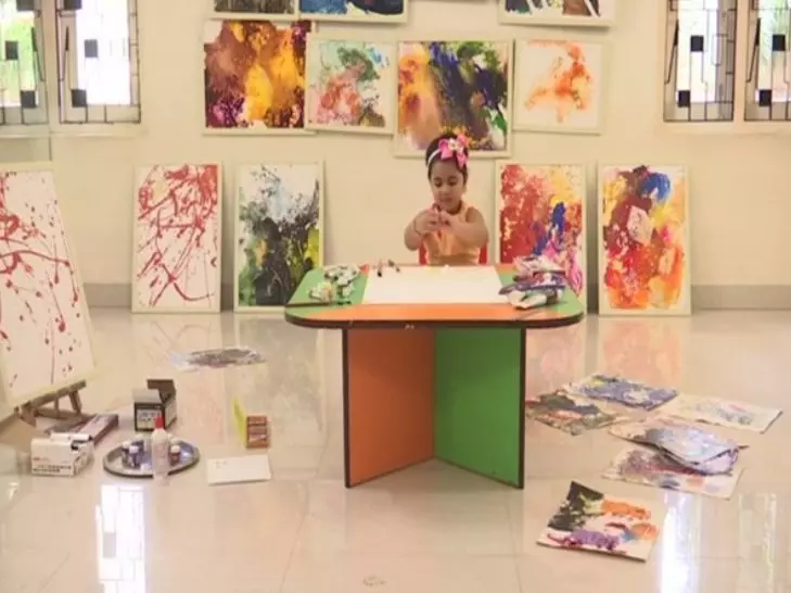 കുഞ്ഞിക്കൈയിൽ വിരിഞ്ഞത് വർണചിത്രങ്ങൾ; രണ്ടരവയസുകാരി സ്വന്തമാക്കിയത് ലോക റെക്കോർഡ് കുഞ്ഞിക്കൈയിൽ വിരിഞ്ഞത് വർണചിത്രങ്ങൾ; രണ്ടരവയസുകാരി സ്വന്തമാക്കിയത് ലോക റെക്കോർഡ്