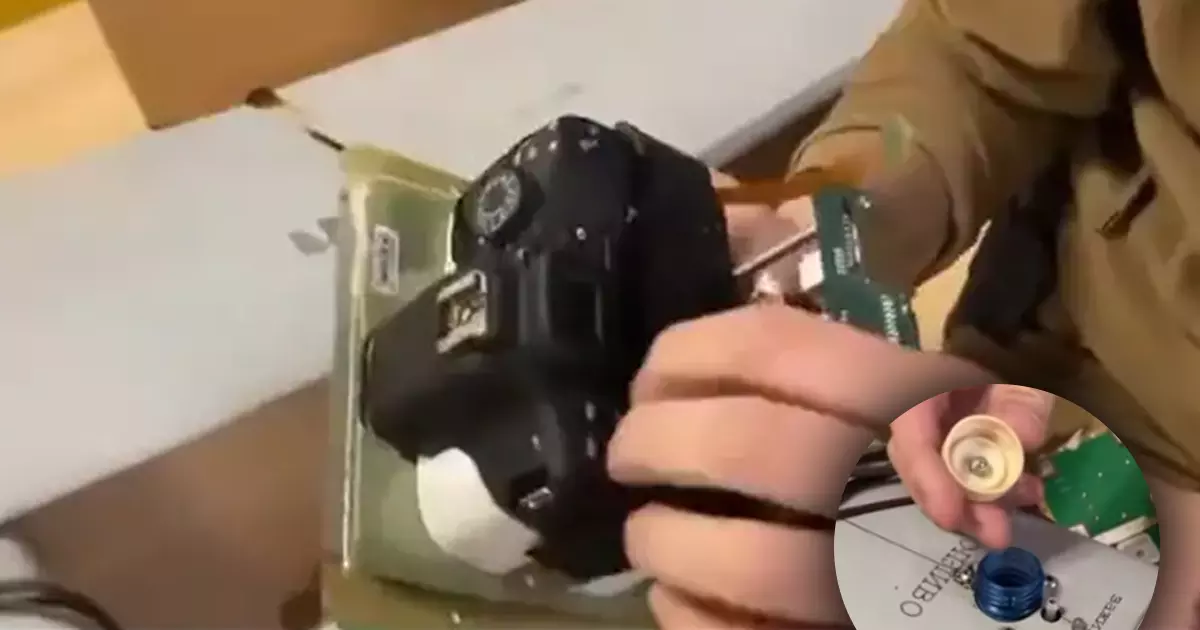 റഷ്യൻ ഡ്രോണിന്റെ കണ്ണ് ഡിഎസ്എൽആർ ക്യാമറ, ഇന്ധനടാങ്കിന് കുപ്പിയുടെ മൂടി; പരിഹാസവുമായി യുക്രൈൻ സൈനികൻ റഷ്യൻ ഡ്രോണിന്റെ കണ്ണ് ഡിഎസ്എൽആർ ക്യാമറ, ഇന്ധനടാങ്കിന് കുപ്പിയുടെ മൂടി; പരിഹാസവുമായി യുക്രൈൻ സൈനികൻ