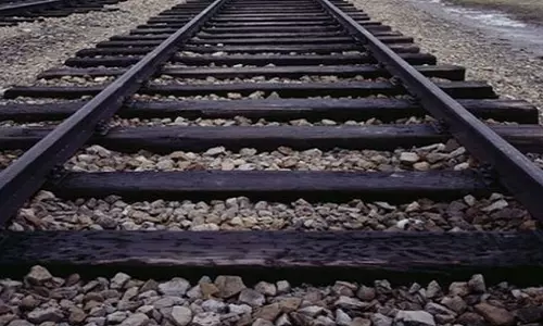 ആന്ധ്രയില്‍ ട്രെയിനിടിച്ച് ഏഴു മരണം