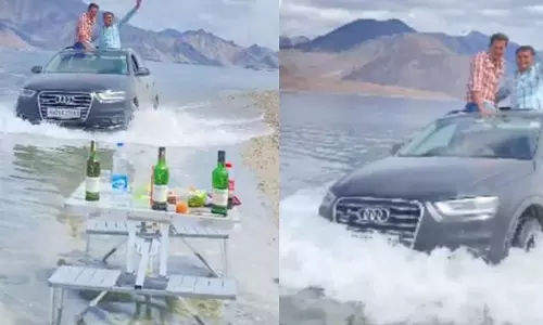 ശുദ്ധ അസംബന്ധം: ലഡാക്കിലെ പാംഗോങ് തടാകത്തിലൂടെ കാർ ഓടിച്ച സഞ്ചാരികൾക്കെതിരെ പൊട്ടിത്തെറിച്ച് സോഷ്യൽ മീഡിയ