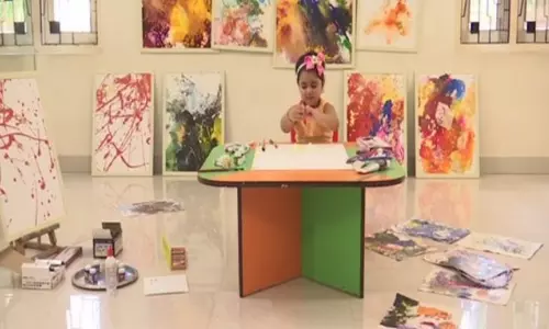 കുഞ്ഞിക്കൈയിൽ വിരിഞ്ഞത് വർണചിത്രങ്ങൾ; രണ്ടരവയസുകാരി സ്വന്തമാക്കിയത് ലോക റെക്കോർഡ്