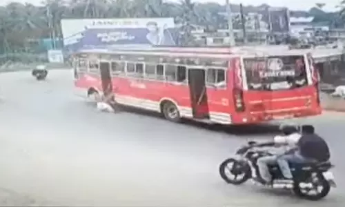 ഓടിക്കൊണ്ടിരുന്ന ബസിൽനിന്ന് വിദ്യാർത്ഥിനി തെറിച്ചുവീണു