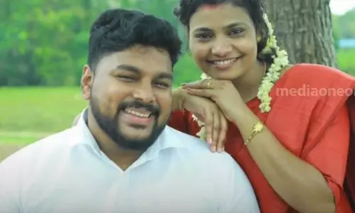 സിപിഎം പ്രാദേശിക നേതാവിന്റെ മിശ്രവിവാഹത്തിനെതിരെ ക്രിസ്ത്യൻ പുരോഹിതരും സംഘടനകളും രംഗത്ത് സിപിഎം പ്രാദേശിക നേതാവിന്റെ മിശ്രവിവാഹത്തിനെതിരെ ക്രിസ്ത്യൻ പുരോഹിതരും സംഘടനകളും രംഗത്ത്