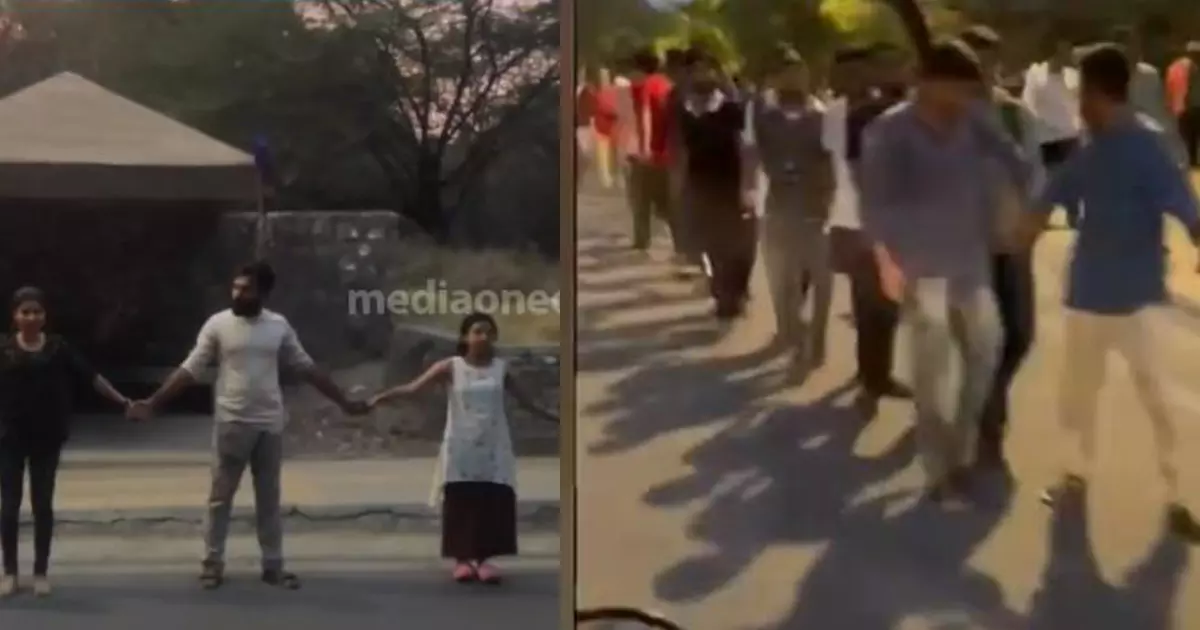 ജെ.എൻ.യുവിൽ വിദ്യാർഥികളുടെ മനുഷ്യ ചങ്ങല; സർവകലാശാല അധികൃതരുടെ നിലപാടിൽ പ്രതിഷേധം ശക്തമാകുന്നു ജെ.എൻ.യുവിൽ വിദ്യാർഥികളുടെ മനുഷ്യ ചങ്ങല; സർവകലാശാല അധികൃതരുടെ നിലപാടിൽ പ്രതിഷേധം ശക്തമാകുന്നു