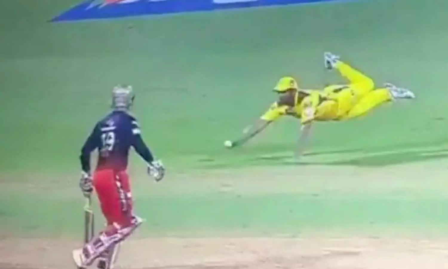 ഒറ്റക്കൈ കൊണ്ട് അമ്പരപ്പിച്ച് റായിഡു: പറക്കും ക്യാച്ച്